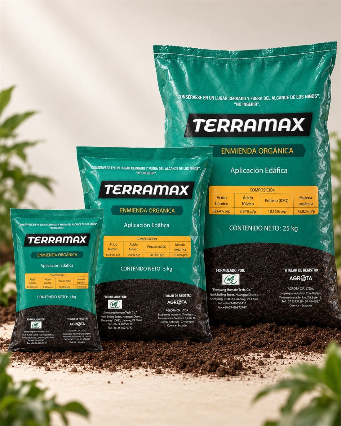 Presentaciones de Terramax de AGROTA de 1 kg, 5 kg y 25 kg sobre suelo agrícola, mostrando la etiqueta de composición con ácido húmico, ácido fúlvico, potasio y materia orgánica