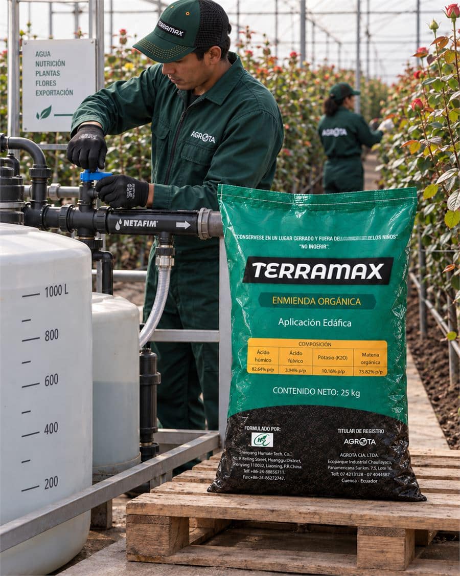 Operario de AGROTA operando la válvula del cabezal de fertirriego con tanques de 1000 litros, junto al saco de Terramax de 25 kg sobre un pallet