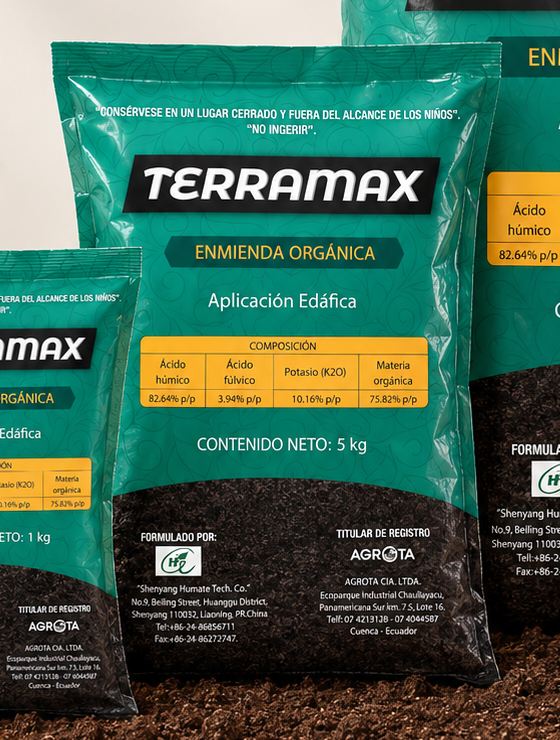 Técnico agrónomo de AGROTA revisando brotes de rosa con una tablet en el invernadero, junto a la presentación de Terramax de 5 kg